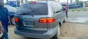 Toyota Sienna LE & 1 hatch 2000 Blue