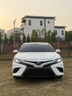 Toyota Camry SE FWD (2.5L 4cyl 8AM) 2018 White