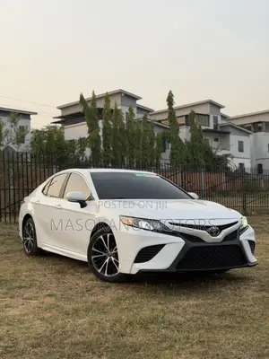 Toyota Camry SE FWD (2.5L 4cyl 8AM) 2018 White