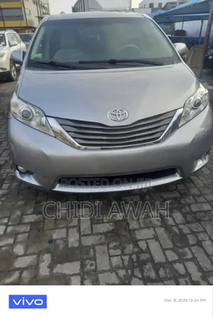 Toyota Sienna XLE FWD 8-Passenger 2013 Silver