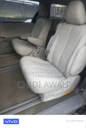 Toyota Sienna XLE FWD 8-Passenger 2013 Silver