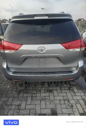 Toyota Sienna XLE FWD 8-Passenger 2013 Silver