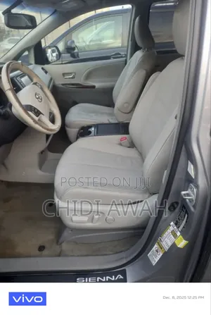 Toyota Sienna XLE FWD 8-Passenger 2013 Silver
