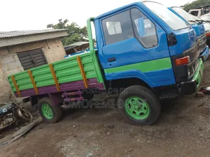 Nigeria Used Toyota Dyna 150 Four Tyres Petrol Truck