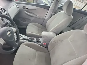 Toyota Corolla LE 4dr Sedan (1.8L 4cyl 4A) 2013 White