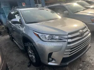 Toyota Highlander XLE 4dr SUV AWD (3.5L 6cyl 6A) 2015 Silver