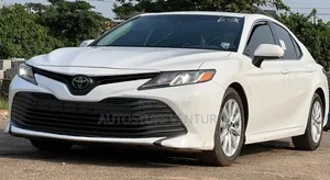 Toyota Camry LE (2.5L 4cyl 8A) 2019 White