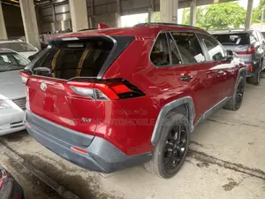 Toyota RAV4 XLE 2021 Red