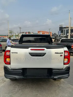 New Toyota Hilux 2025 White