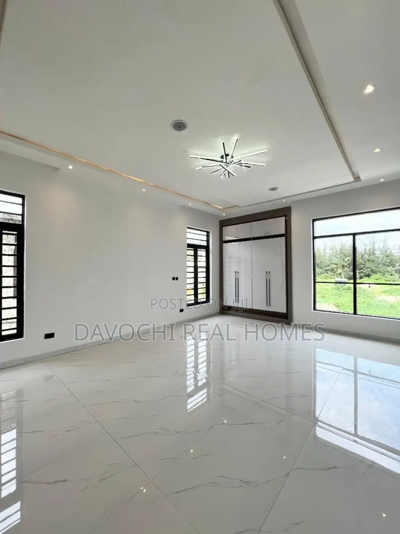 Luxurious 5 Bedroom Fully Detached Duplex With Bq