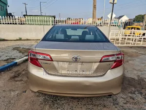 Toyota Camry LE 4dr Sedan (2.5L 4cyl 6A) 2013 Gold