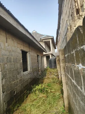 9bdrm Block of Flats in Ayobo for sale