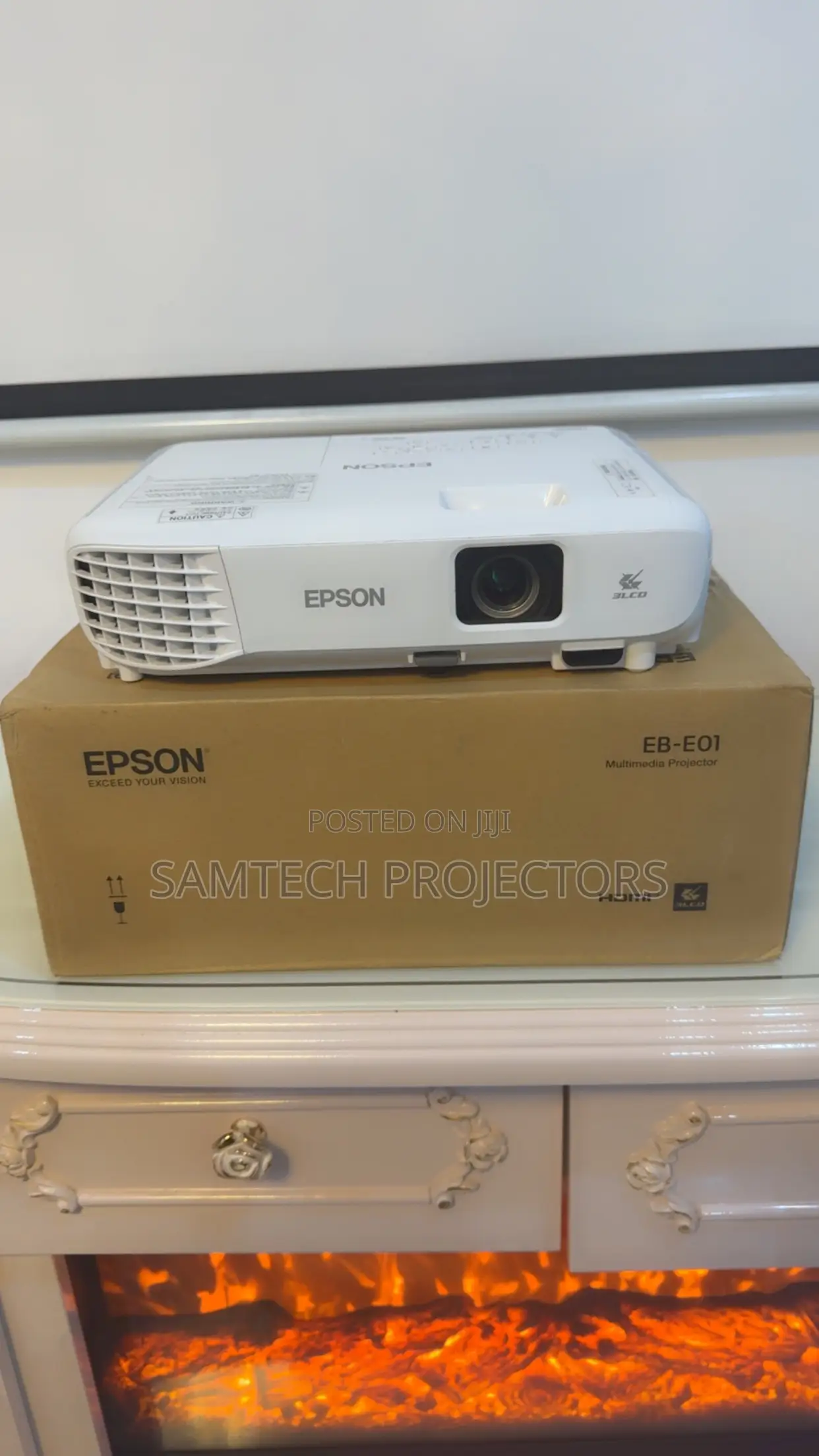 Brand New Epson Eb- E01 Daylight And Multimedia Projector
