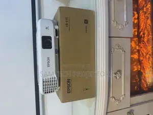 Brand New Epson Eb- E01 Daylight And Multimedia Projector