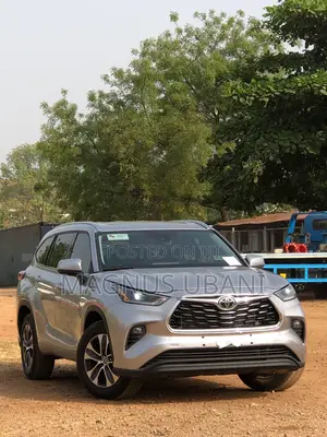 Toyota Highlander XLE 2022 Gray