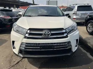 Toyota Highlander XLE 4x4 V6 (3.5L 6cyl 8A) 2018 White