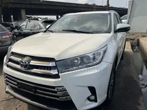 Toyota Highlander XLE 4x4 V6 (3.5L 6cyl 8A) 2018 White