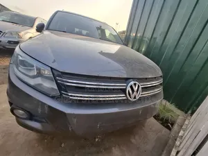 Volkswagen Tiguan SE with Sunroof & Nav 2013 Gray