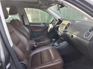 Volkswagen Tiguan SE with Sunroof & Nav 2013 Gray