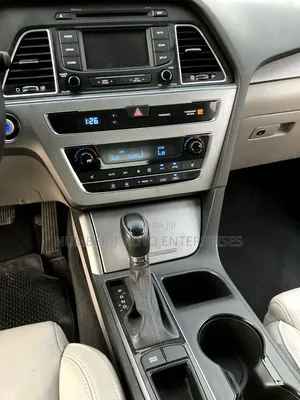 Hyundai Sonata SE 4dr Sedan (2.4L 4cyl 6A) 2015 Red