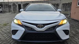 Toyota Camry SE FWD (2.5L 4cyl 8AM) 2018 White