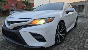 Toyota Camry SE FWD (2.5L 4cyl 8AM) 2018 White