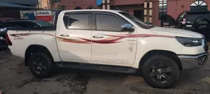 Toyota Hilux 2023 White