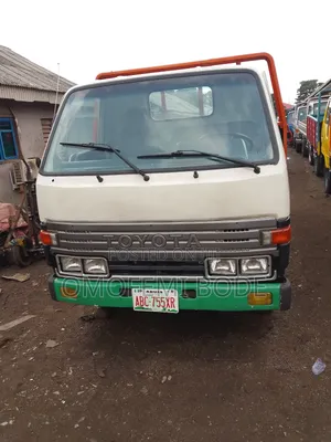 Nigeria Used Toyota Dyna 200 Six Tyres Petrol Truck