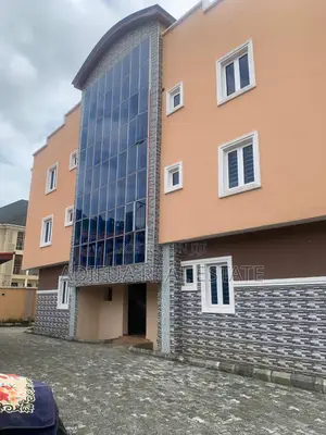 20bdrm Apartment in Adifua Realestate, Dawaki for sale