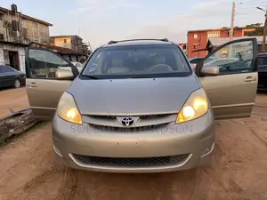 Toyota Sienna 2006 Gold