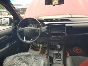 Toyota Hilux 2025 Red