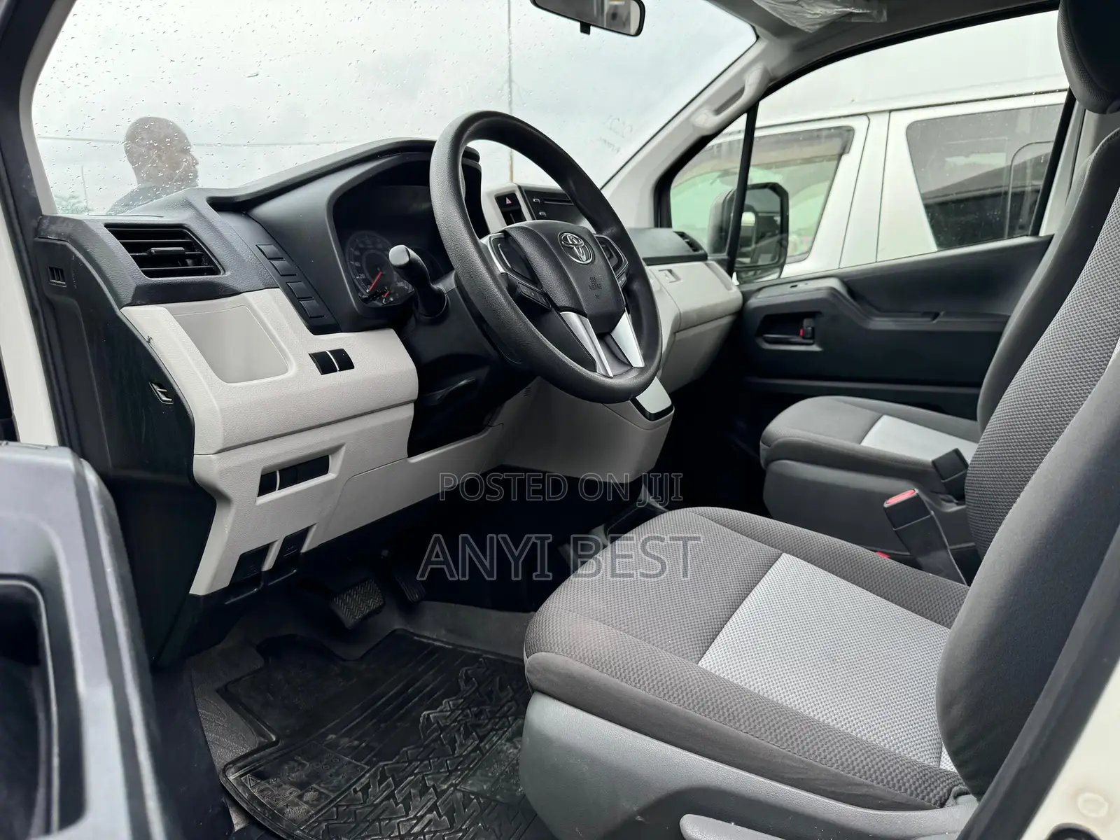 Toyota HiAce 2021 White