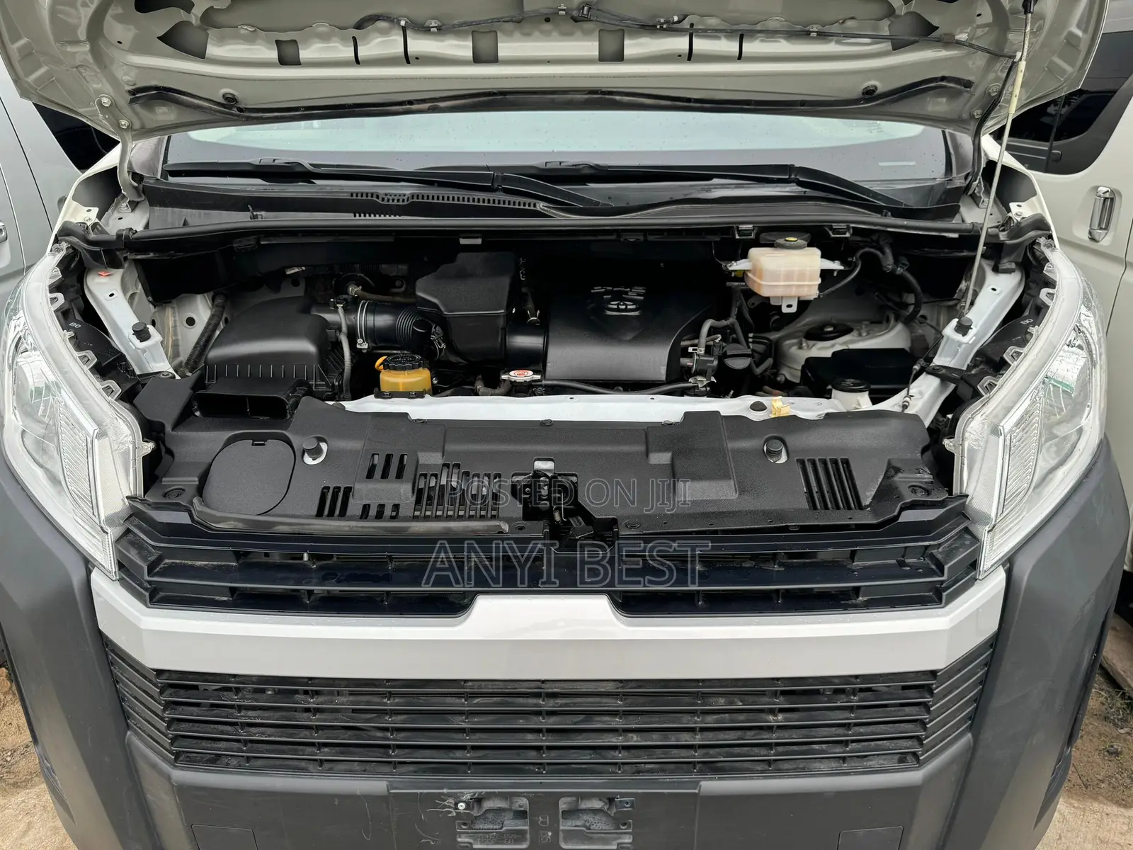 Toyota HiAce 2021 White