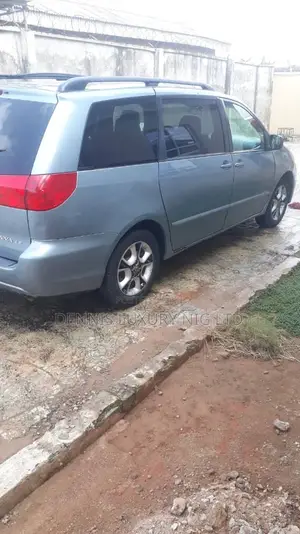 Spacious Toyota Sienna Minivan for Hire With Driver