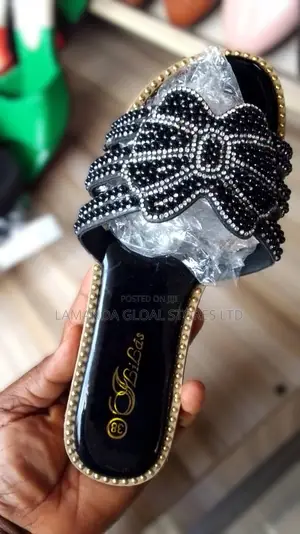 Ladies Black Heeled Shoe With Desogn