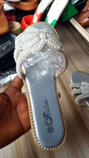 Ladies White Heeled Shoe With Design