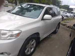 Toyota Highlander White Suv for Hire With Driver