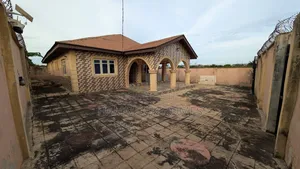 4bdrm Bungalow in Omolaso Area, Iwo Road for sale
