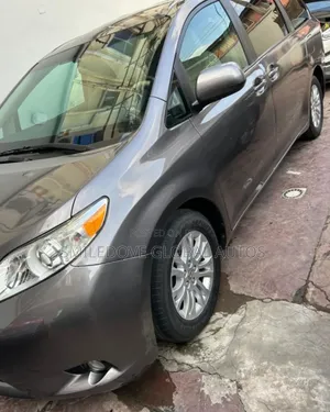 Toyota Sienna 2011 Green