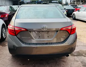 Toyota Corolla LE 4dr Sedan (1.8L 4cyl CVT) 2017 Gold