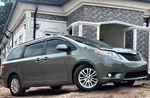 Toyota Sienna XLE 8-Passenger 4dr Minivan (3.5L 6cyl 6A) 2014 Gray