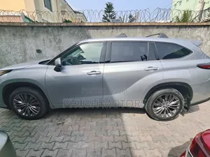 Toyota Highlander XLE 2021 Silver