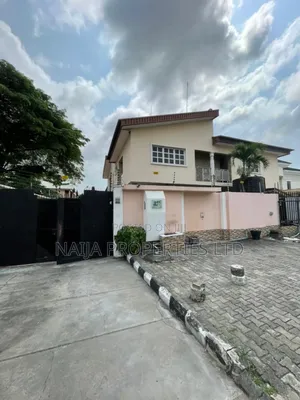 18 Rooms Functioning Hotel at Lekki Phase 1 for Lease