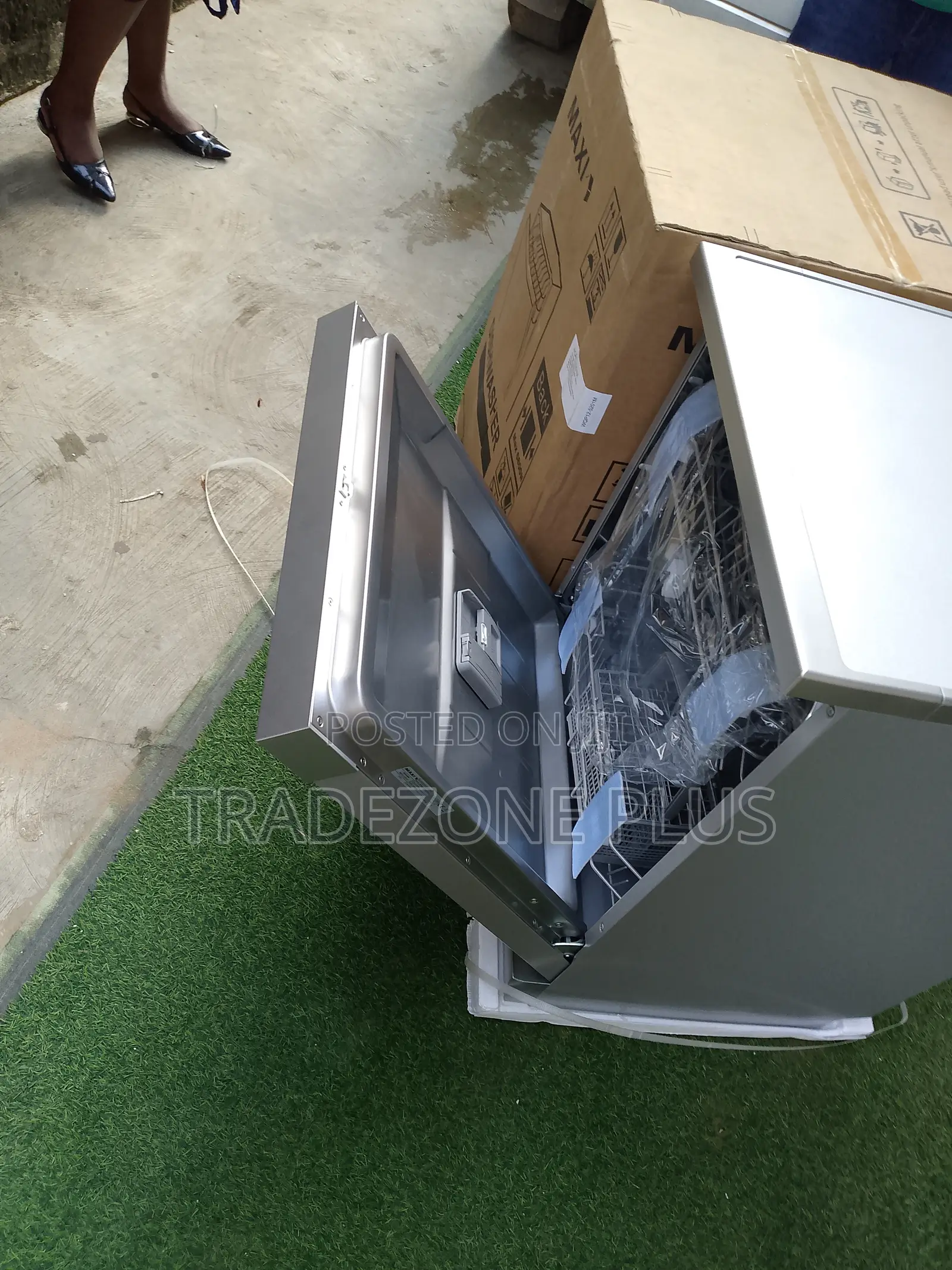 Maxi Dish Washer- Your Dishes Deserve the Spotlight.