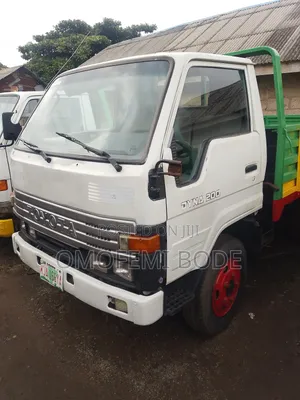 Toyota Dyna 200 Six Tires With 2rz Petrol Truck