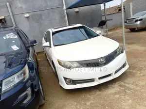 Toyota Camry SE V6 4dr Sedan (3.5L 6cyl 6A) 2012 White