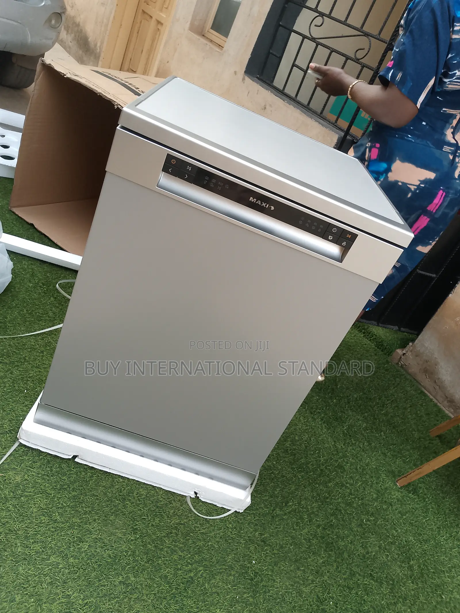Maxi Dishwasher – Large Capacity