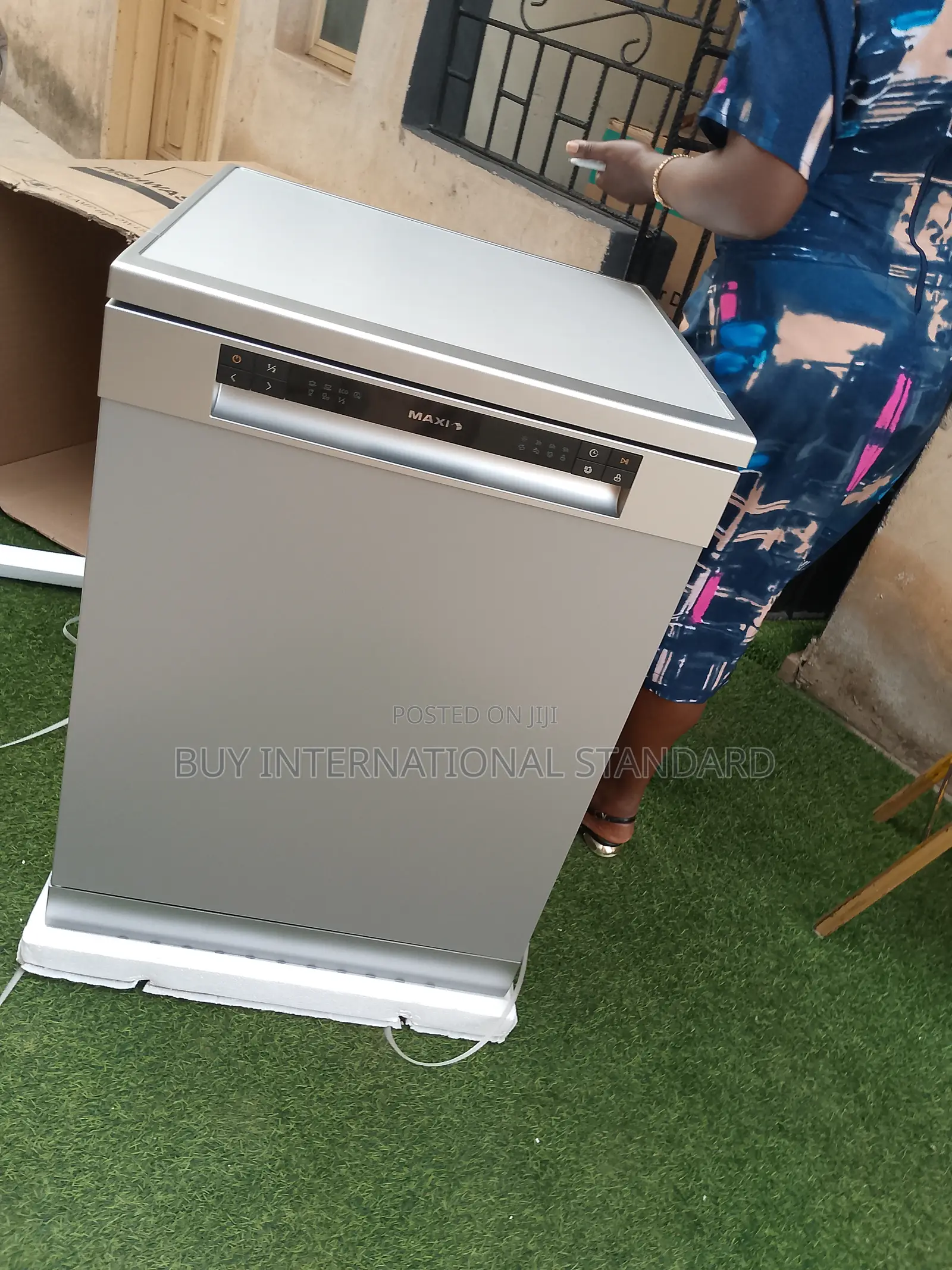 Maxi Dishwasher – Large Capacity