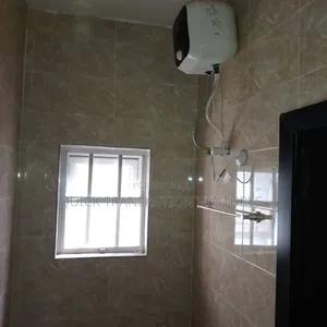 3bdrm Block of Flats in Osapa london for rent