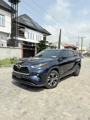 Toyota Highlander XLE 2021 Blue